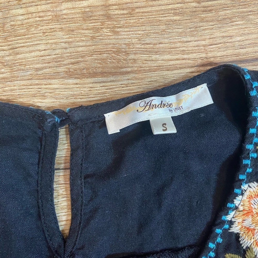 Andree black sleeveless linen blend top with Mexican Oaxacan embroidery - Picture 2 of 8